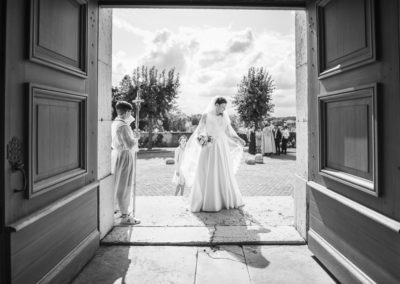 mariage-couple-photographe-art-robe-costume-romainbebon-eglise