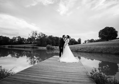 mariage-couple-etang-amoureux-robe-romainbebon-romain-bebon-photographe