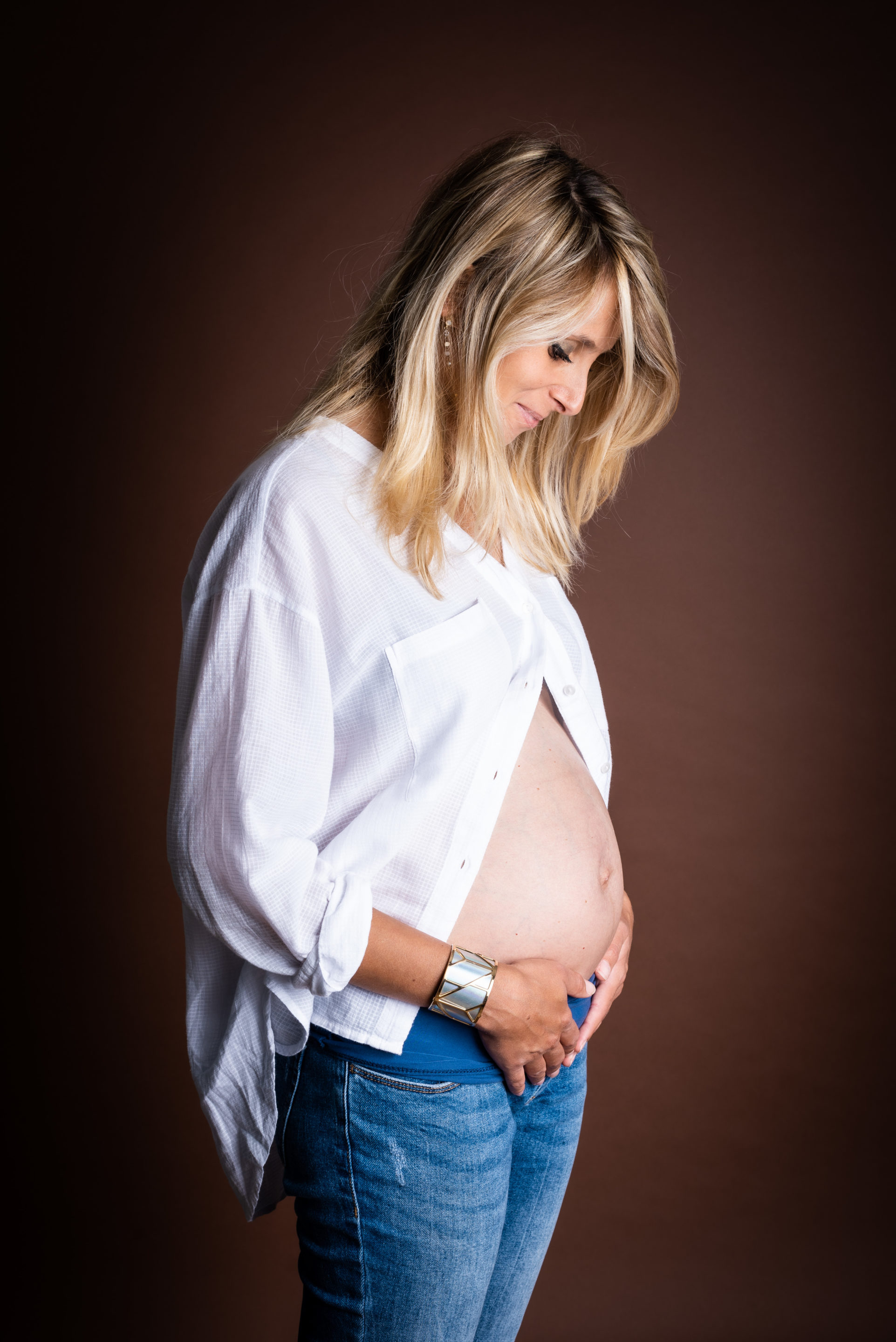 Séance photo grossesse d'une femme enceinte