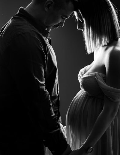 couple de futur parent en contre jour et noir et blanc