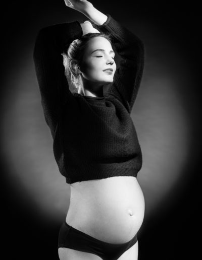 femme enceinte pose pour photographe shooting grossesse
