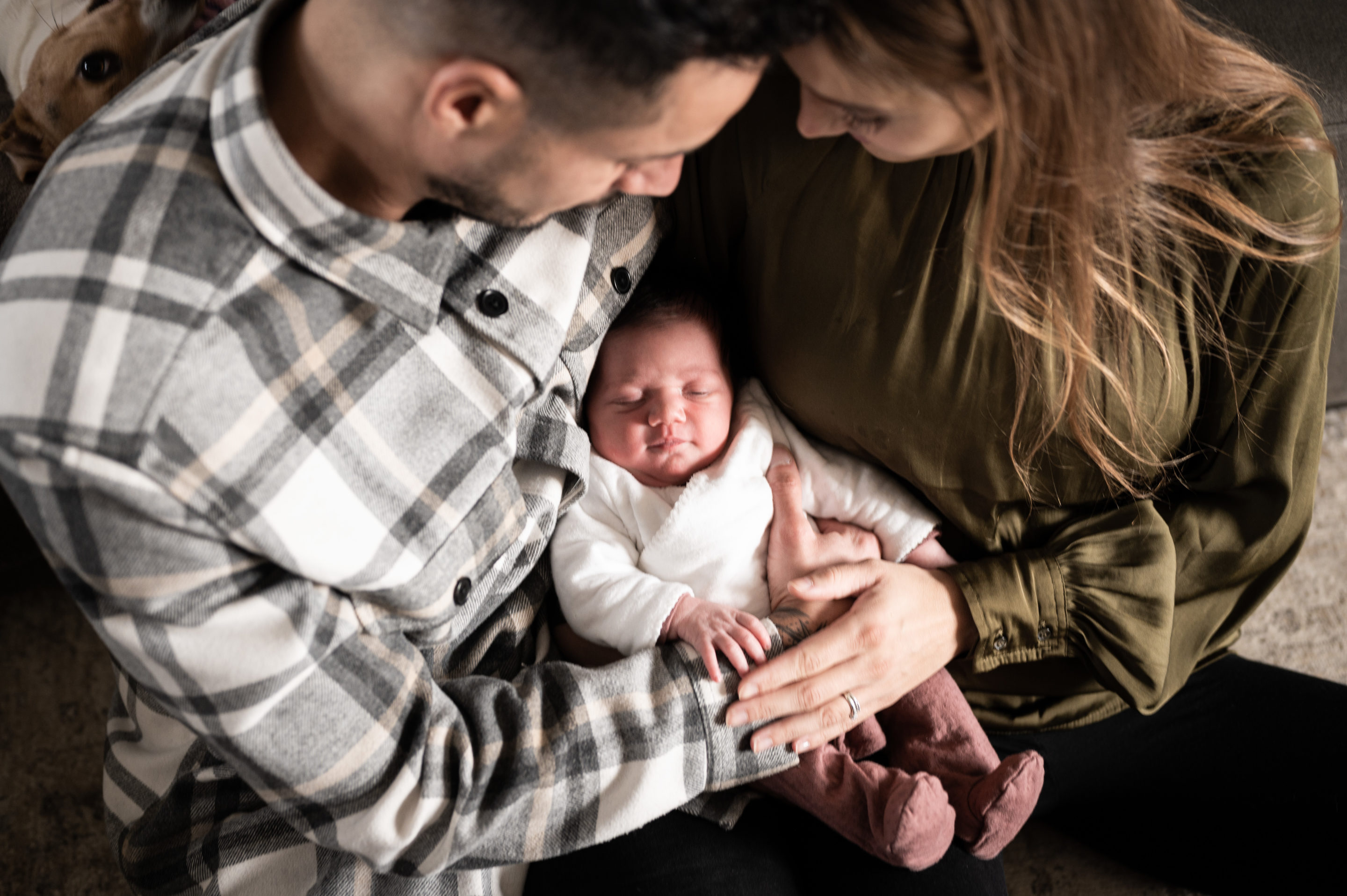Romain Bebon couple de jeune parent qui tien leur enfant dans les bras