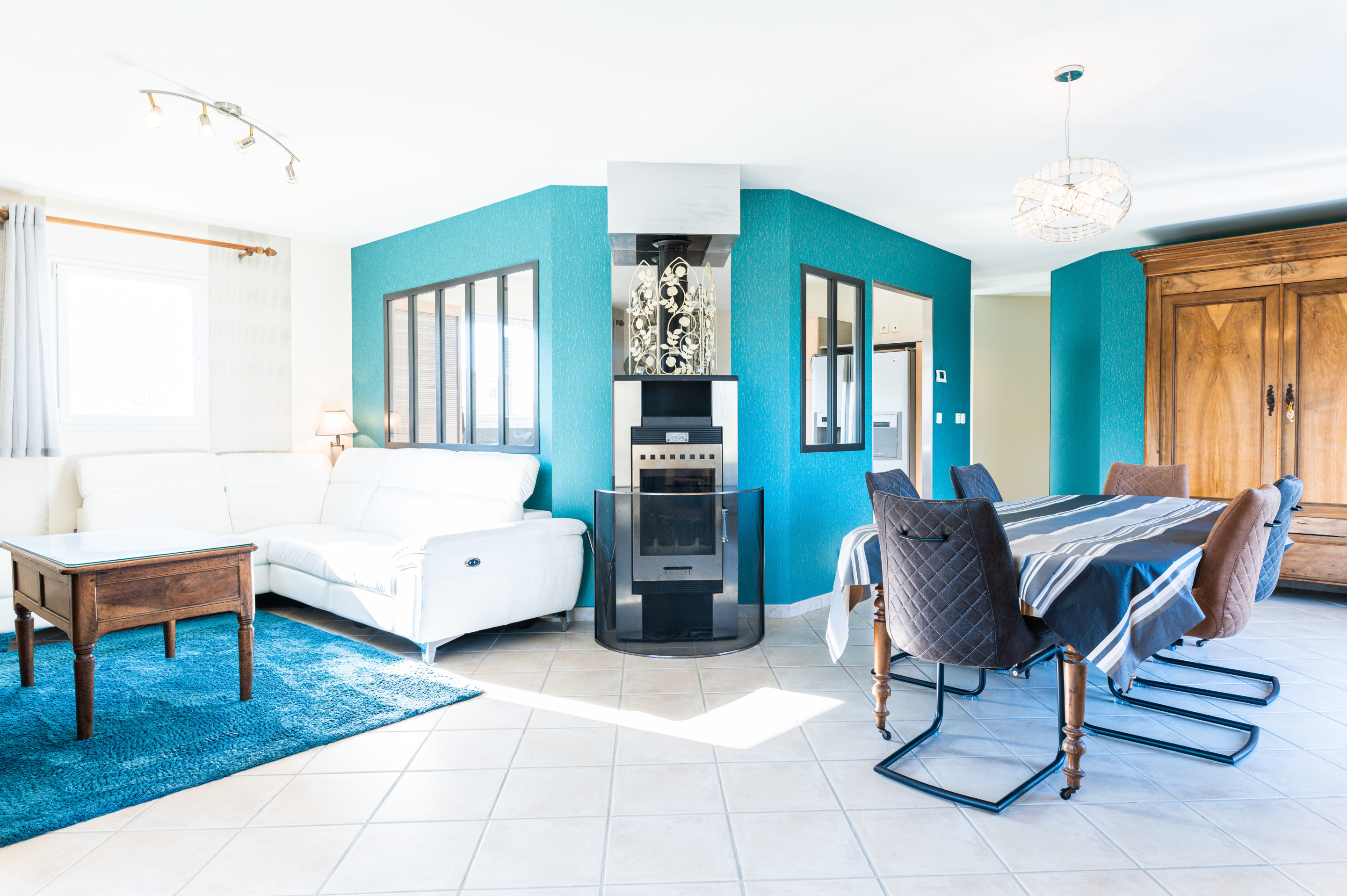 Romain Bebon salon de maison avec mur bleu vert issue d'un shooting immo