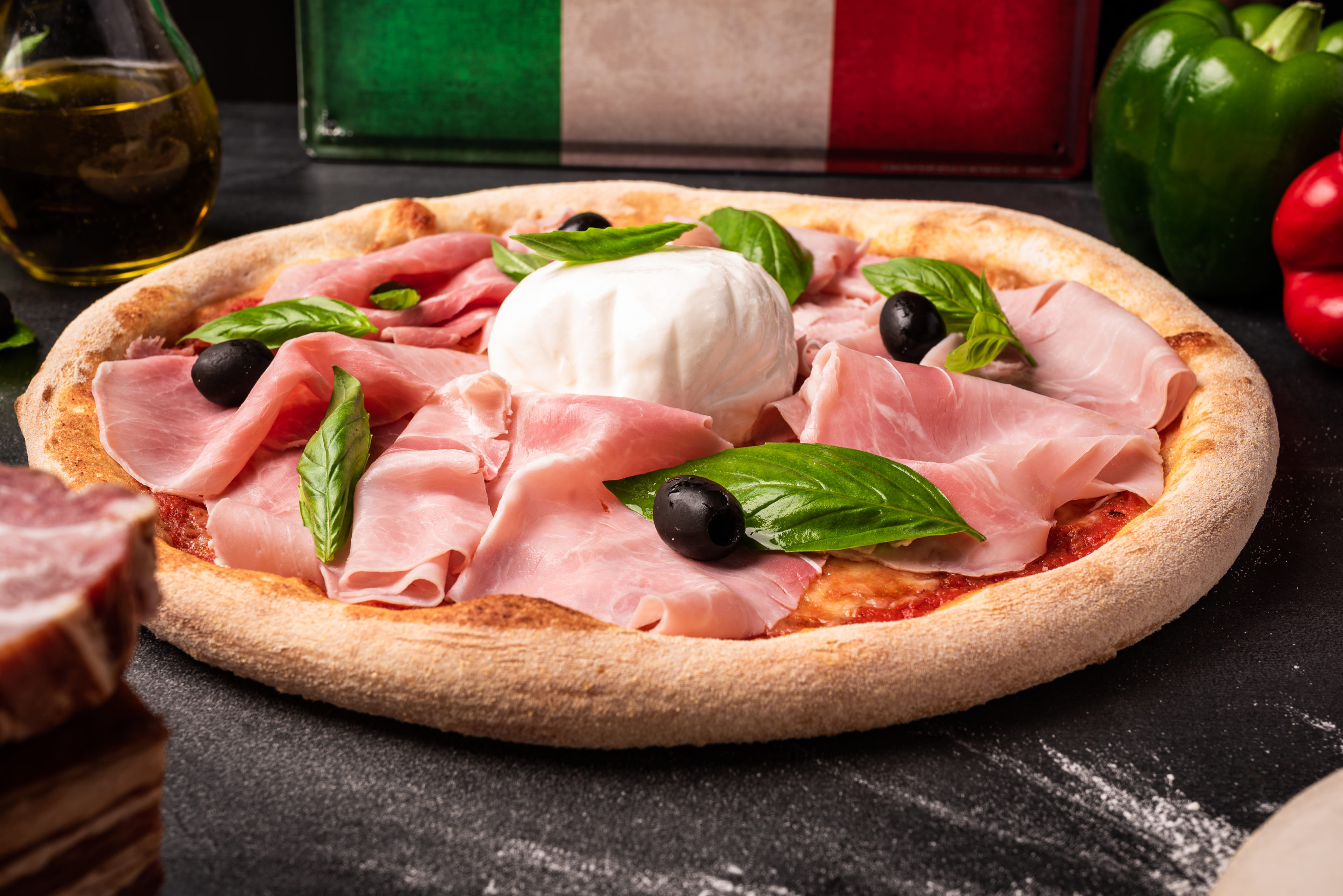 romain bebon pizza napolitaine avec drapeau de l'Italie