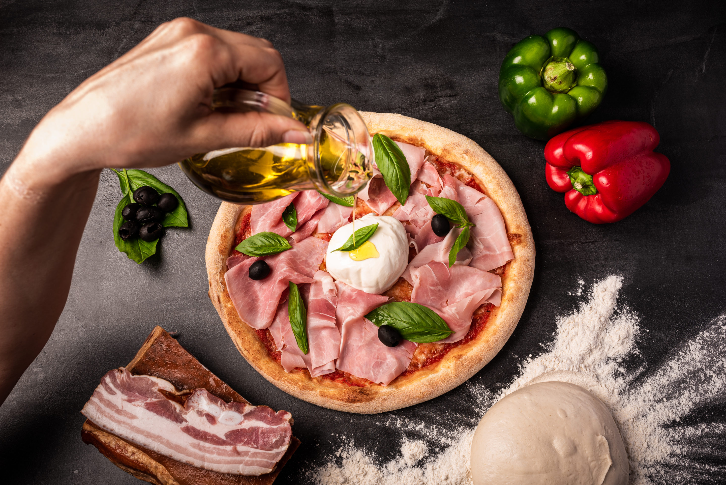 romain bebon photo culinaire d'une pizza vue du dessus
