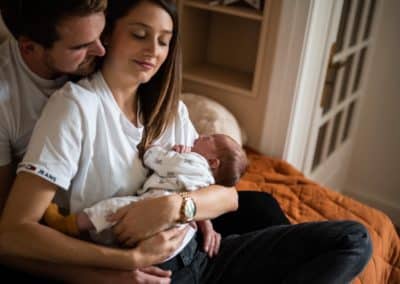 couple avec un bébé en train de lui donner à manger