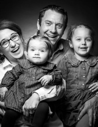 famille de quatre personnes en noir et blanc