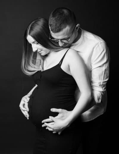 couple attendant un futur enfant avec une femme enceinte en noir et blanc