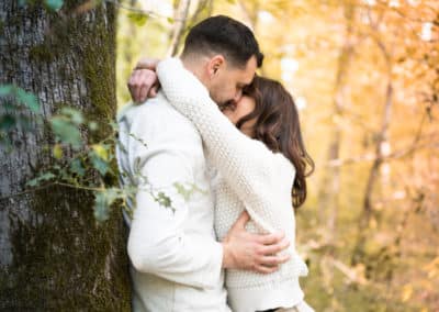 couple en séance engagement dans la forêt