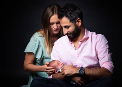 couple avec un nouveau né en studio photo