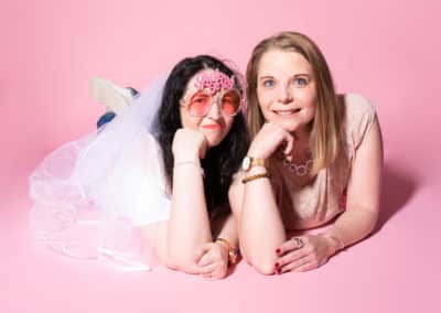 deux femmes pour un shooting evjf fond rose