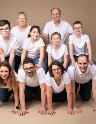 famille nombreuse en pyramide pour un shooting photo