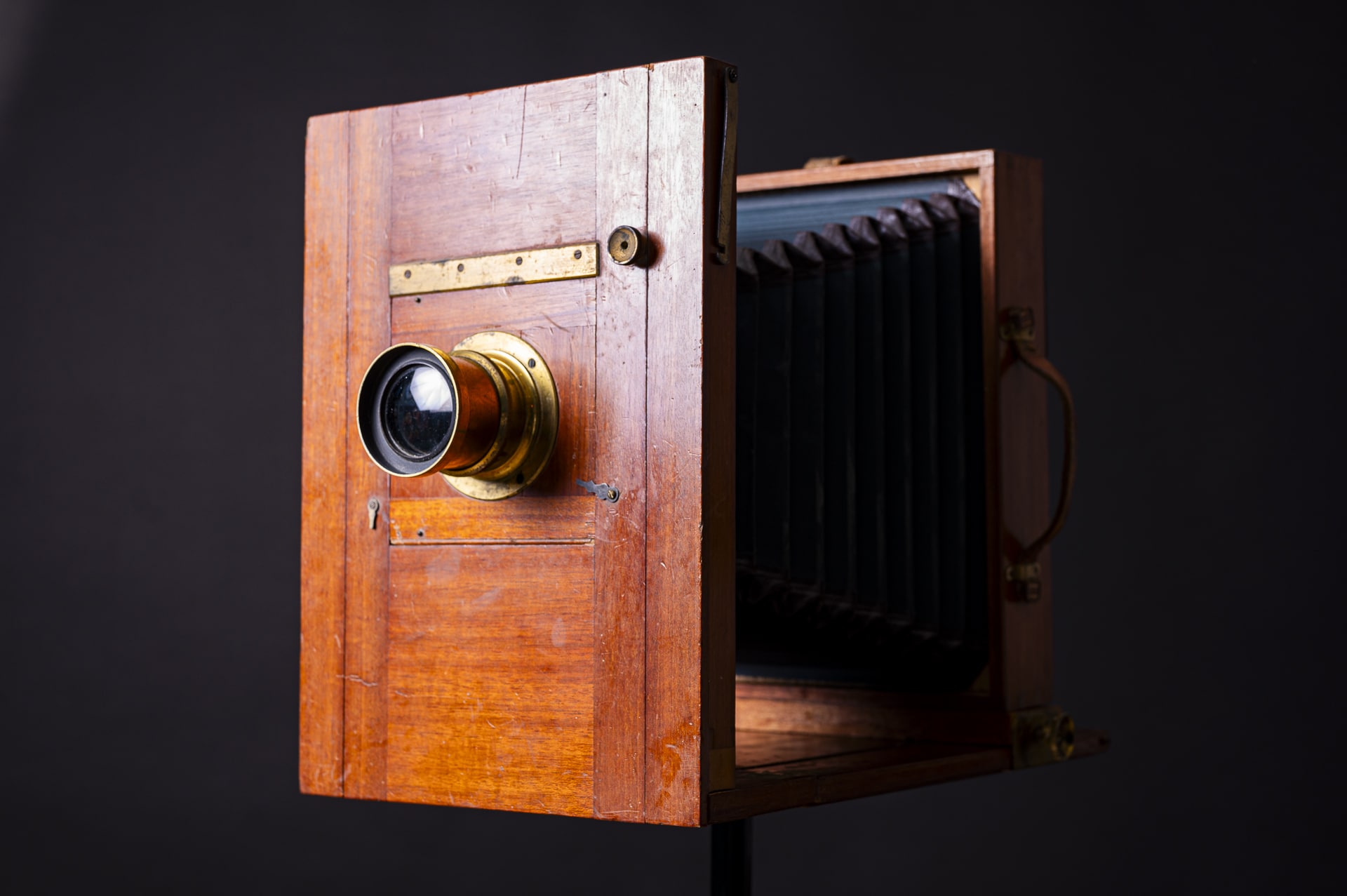 ©Romain Bebon photographe Chambre photographique en bois sur fond noir