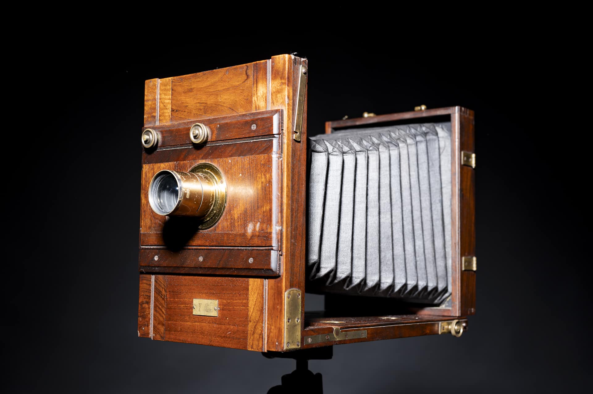 ©Romain Bebon photographe Chambre photographique en bois sur fond noir