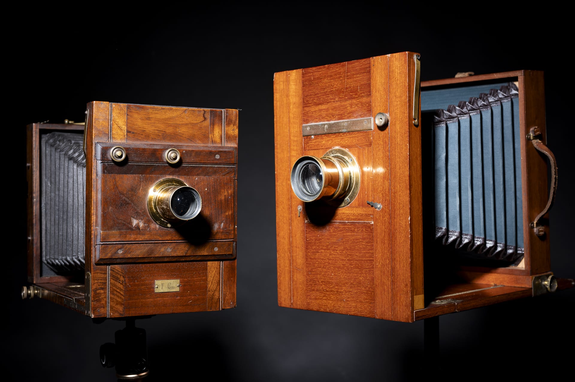 ©Romain Bebon photographe Chambre photographique en bois sur fond noir