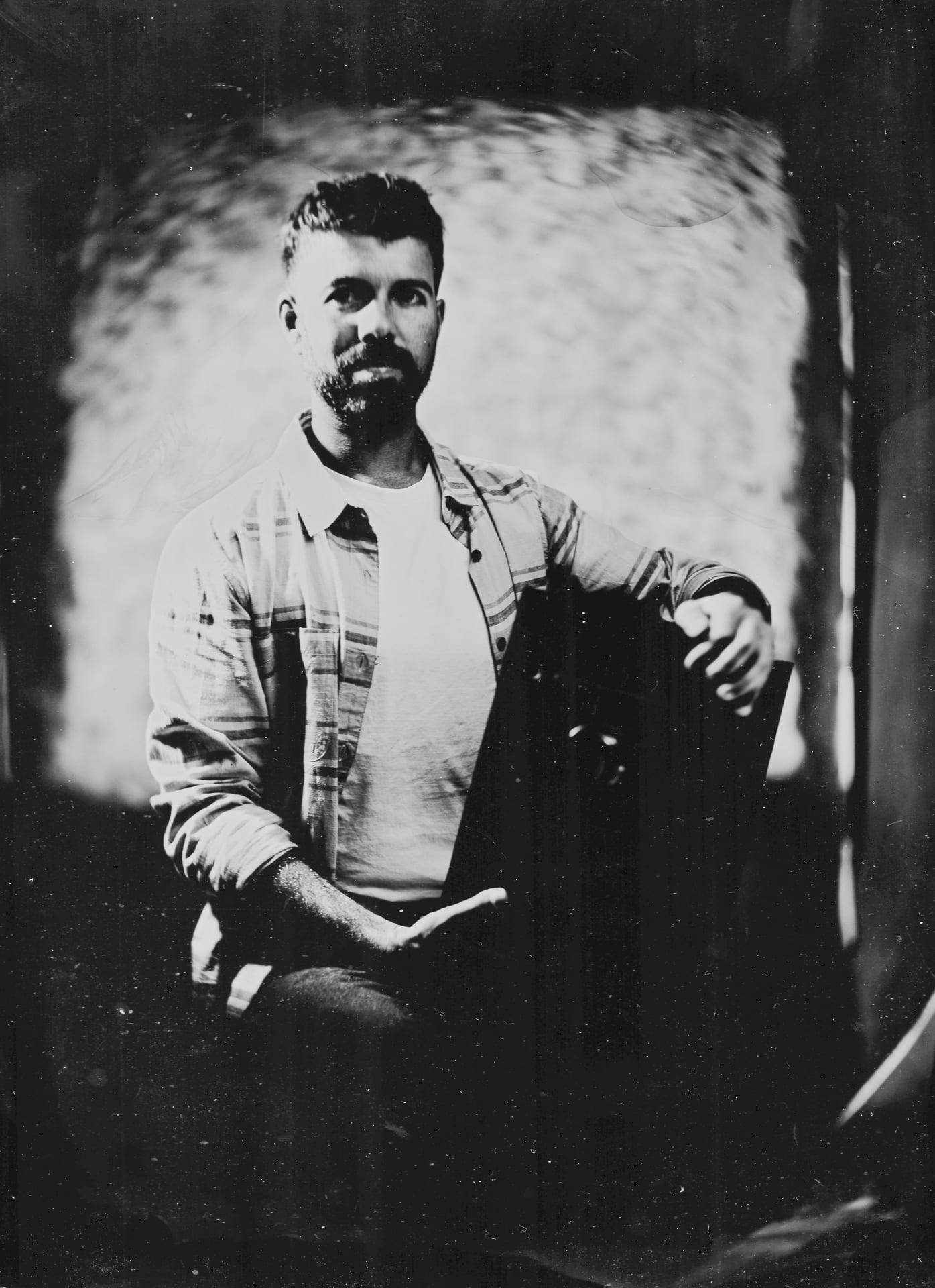 Portrait au collodion humide d'un homme en noir et blanc sur plaque de verre