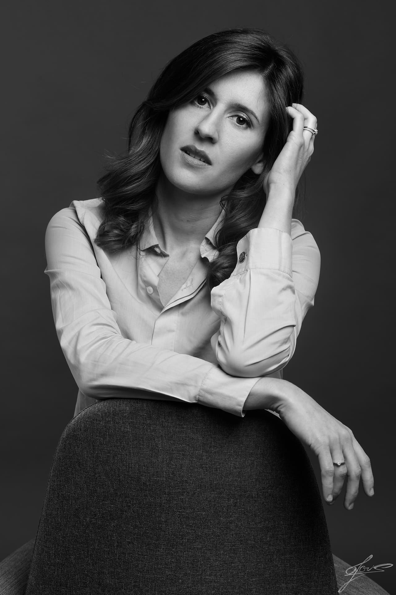 Portrait en noir et blanc de Marie Monard, photographe de mariage