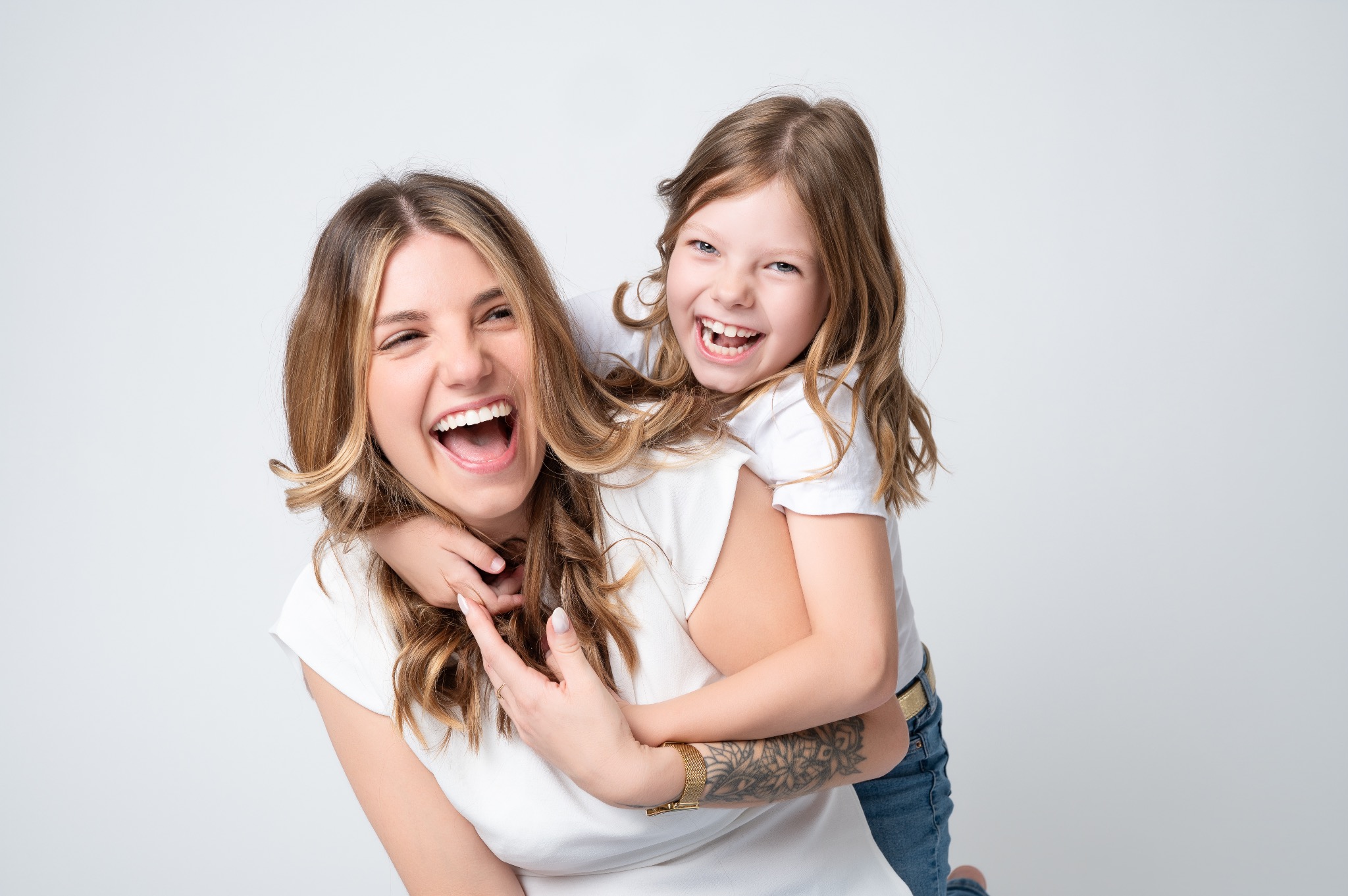 Une mère et sa fille partageant un éclat de rire au studio