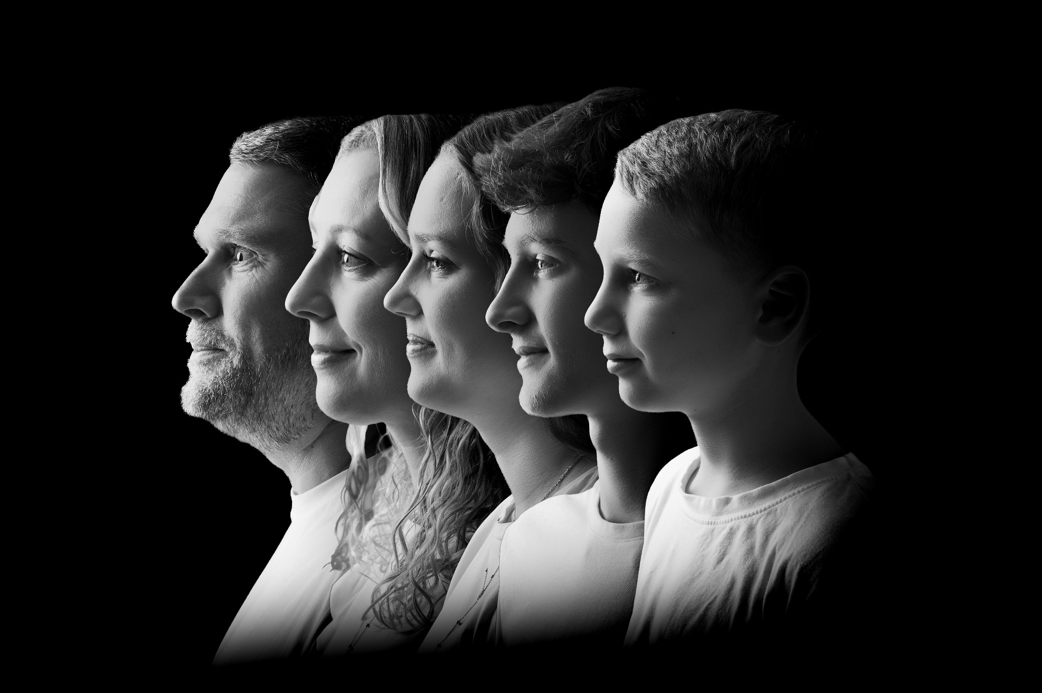 Cinq visages de la même famille photographiés de profil en noir et blanc