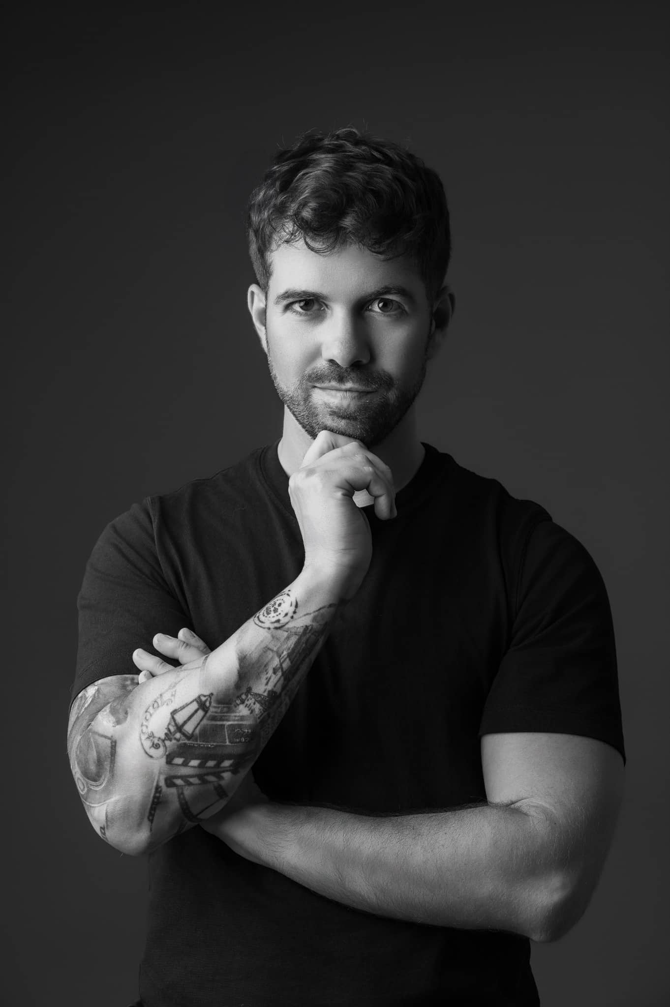 Portrait en noir et blanc de Romain Bebon, photographe à Bourg-en-Bresse