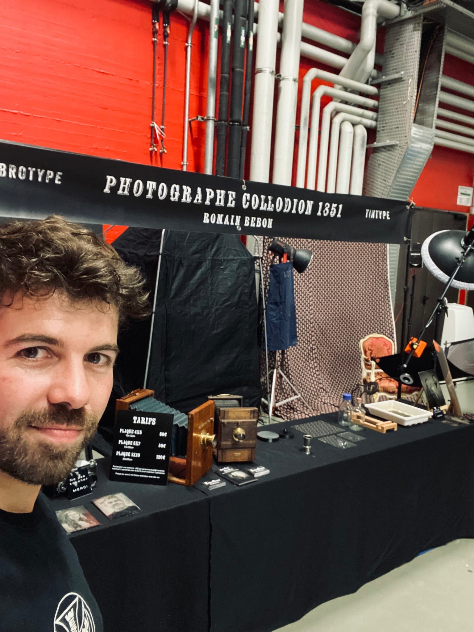 Romain Bebon devant son stand de photographie au collodion humide